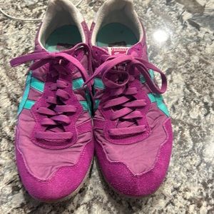 Women’s tennis shoes